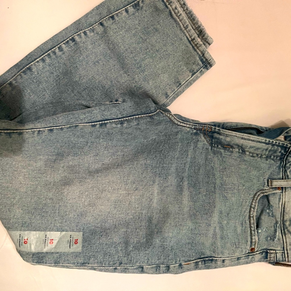 Women’s Old Navy straight jeans. Size 10. Brand new.